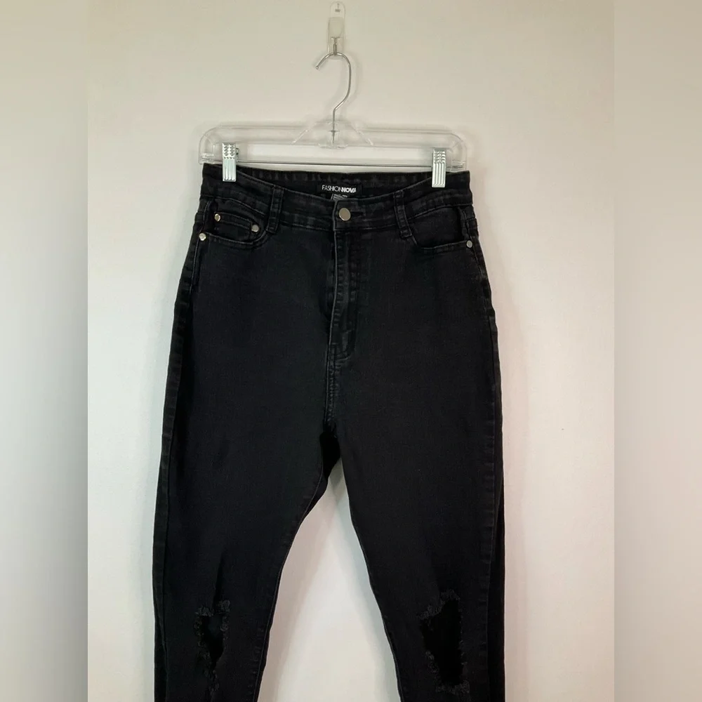 Fashion Nova Women/Junior Black Hole in both Knees Skinny Denim Jeans, sz 13/14